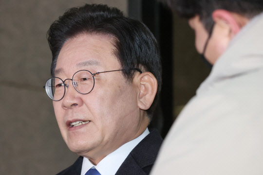 검찰 조사 마치고 취재진 만난 이재명 대표      (서울=연합뉴스) 신현우 기자 = 위례·대장동 개발 비리 사건과 관련해 피의자 신문 조사를 마친 더불어민주당 이재명 대표가 28일 오후 서울 서초구 서울중앙지방검찰청에서 취재진 질문에 답하고 있다. 2023.1.28      nowwego@yna.co.kr  (끝)